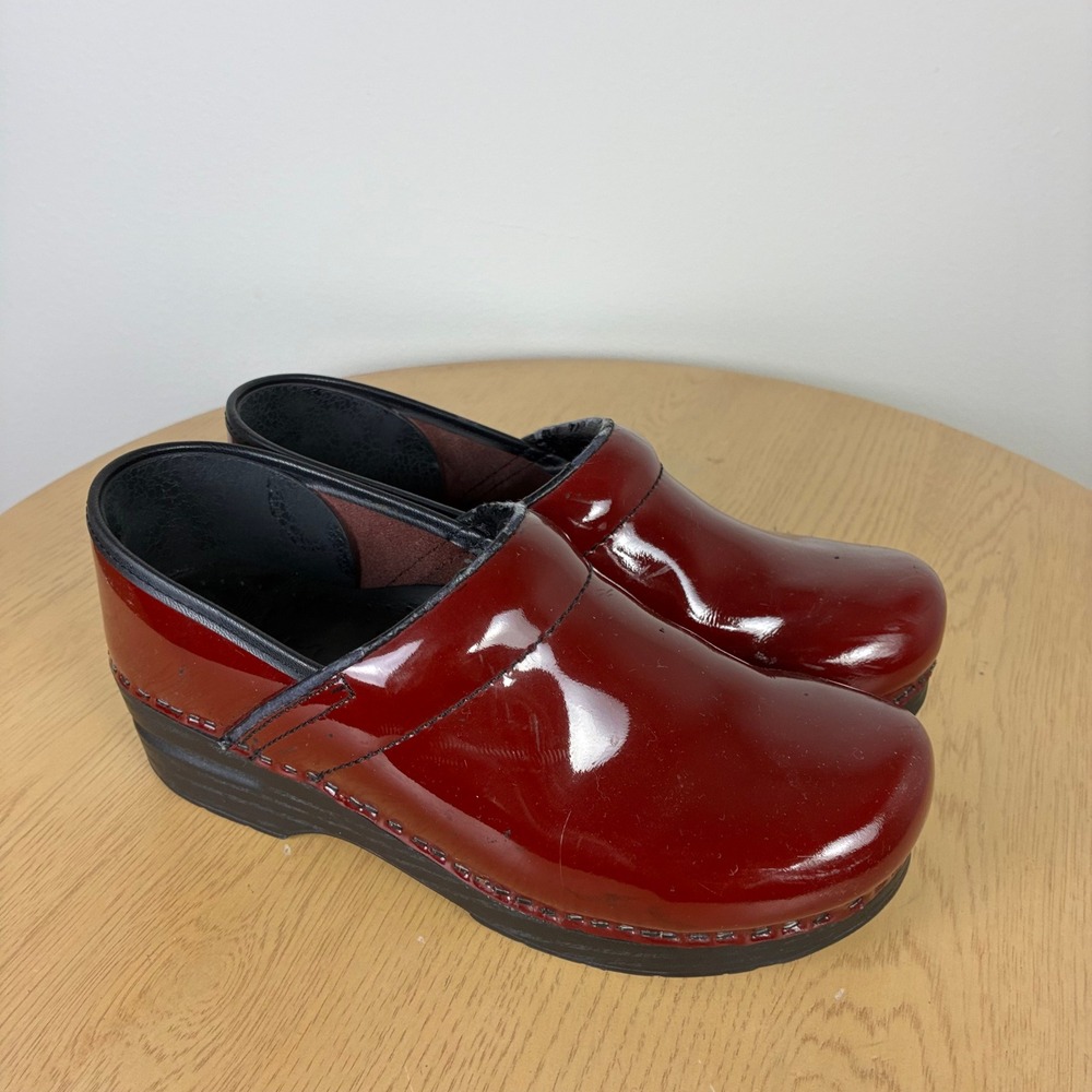 Dansko Professional Red Patent Leather Clogs Shoes Womens Size 38 EU 7.5-8 US